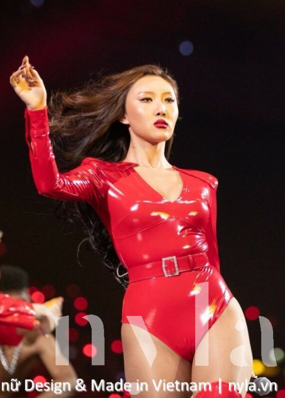 Một trong những trang phục biểu tượng nhất trên sân khấu của MAMAMOO là bộ bodysuit màu đỏ của Hwasa